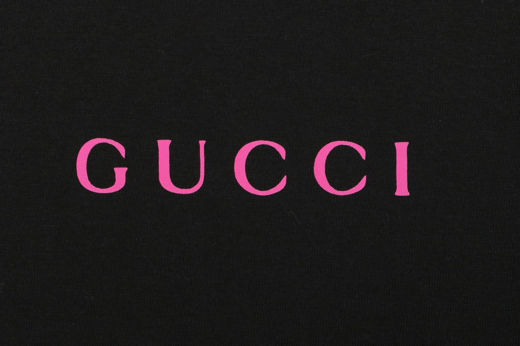 Gucci Rose Pink Serif Wordmark Print Short Sleeve Tee – Black